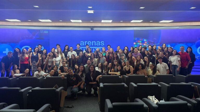 Participantes do evento Arenas ESPM reunidos em auditório durante apresentação de desafios reais de mercado.